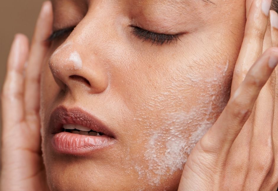 Topical skincare treatment for mild acne including retinoids and azelaic acid